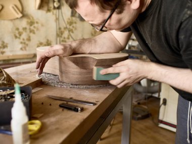 Klasik gitar bir kesit yapma süreci.