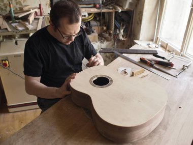 Klasik gitar bir kesit yapma süreci.