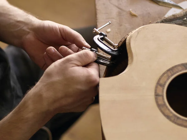 El proceso de hacer un corte en la guitarra clásica . —  Fotos de Stock