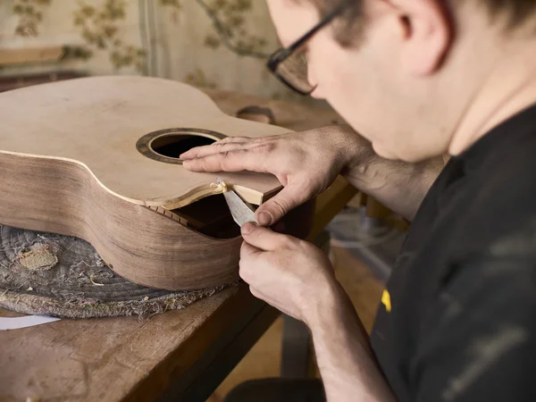 The process of making a cutaway on classical guitar. — Stock Photo, Image