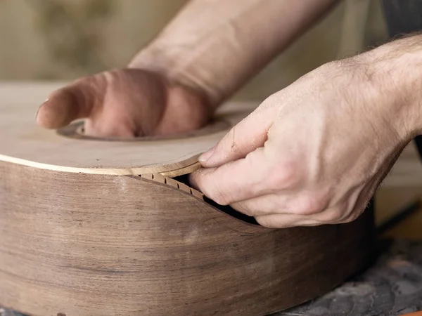 Het proces van het maken van een cutaway op klassieke gitaar. — Stockfoto