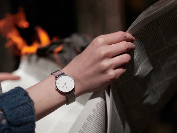 Stilvolles Foto einer Uhr mit weißem Zifferblatt. — Stockfoto