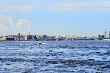 Sarı zevk teknesi Neva Nehri boyunca St. Petersburg, Rusya 'nın arka planına doğru yelken açar..