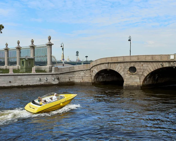 Un bateau de plaisance jaune navigue le long des canaux de la ville de Saint-Pétersbourg, en Russie . — Photo