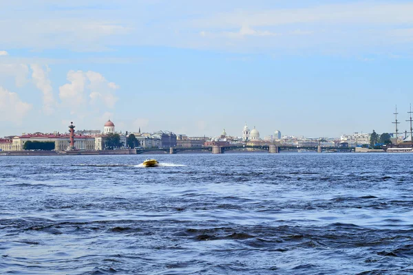 Yellow pleasure boat sails along the Neva River against the backdrop of St. Petersburg, Russia. — Stock Photo, Image