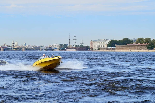 Bateau de plaisance jaune navigue le long de la rivière Neva dans le contexte de Saint-Pétersbourg, Russie . — Photo