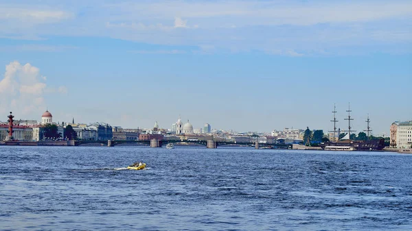 Bateau de plaisance jaune navigue le long de la rivière Neva dans le contexte de Saint-Pétersbourg, Russie . — Photo