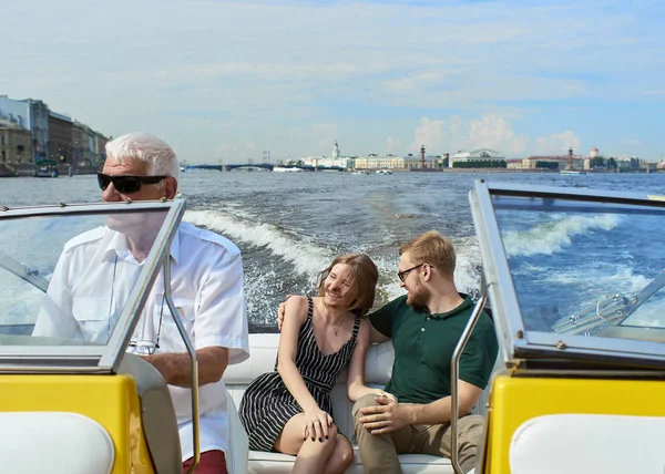 Ein junges Paar ist auf einem Schnellboot unterwegs. — Stockfoto