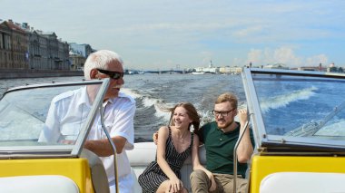 Genç bir çift sürat teknesiyle seyahat ediyor..