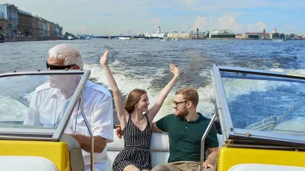 Genç bir çift sürat teknesiyle seyahat ediyor..