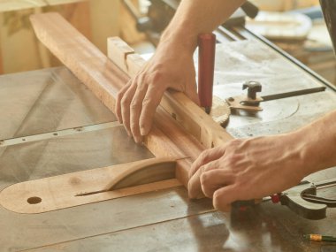 Klasik gitar yapma süreci.