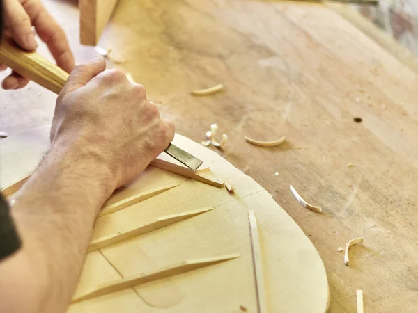 El proceso de hacer guitarra clásica . —  Fotos de Stock