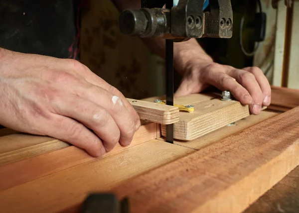 El proceso de hacer guitarra clásica . — Foto de Stock