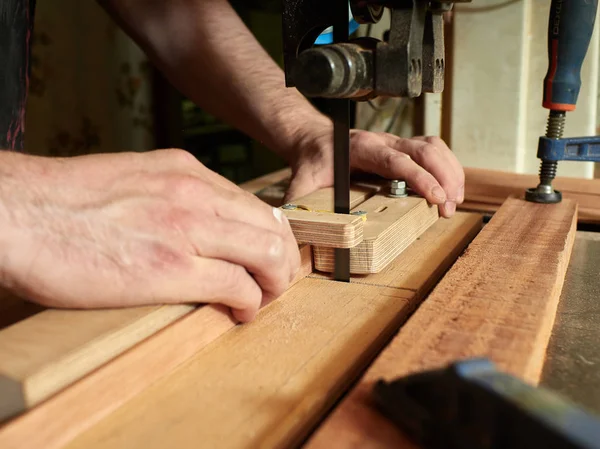 Le processus de fabrication de la guitare classique . — Photo