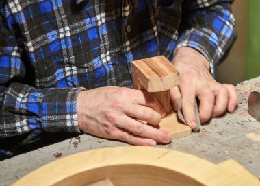 Klasik gitar yapma süreci.