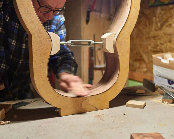 Het proces van het maken van klassieke gitaar. — Stockfoto