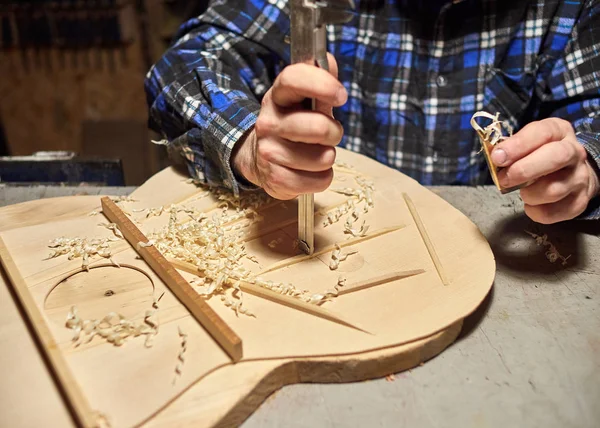 El proceso de hacer guitarra clásica . — Foto de Stock