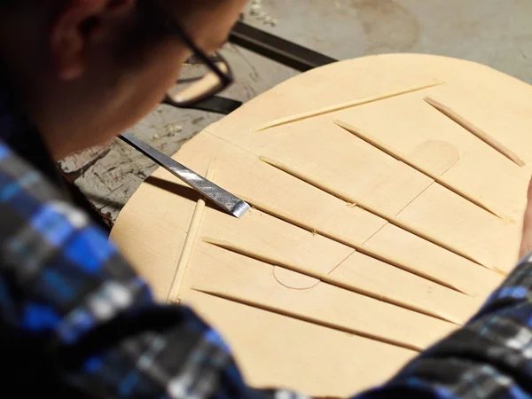 Klasik gitar yapma süreci.