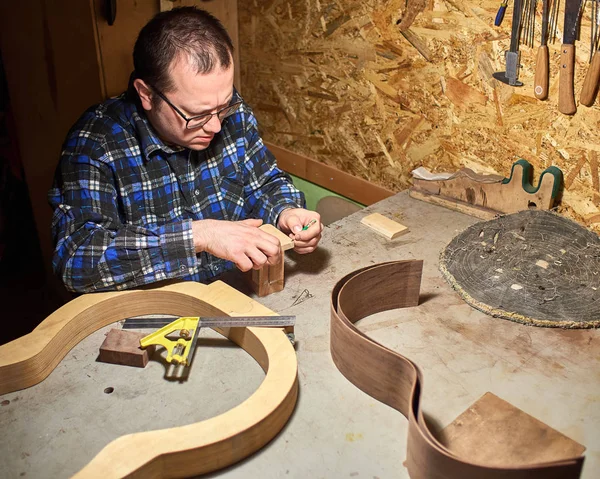 El proceso de hacer guitarra clásica . —  Fotos de Stock