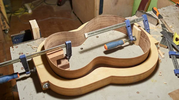 El proceso de hacer guitarra clásica . — Foto de Stock