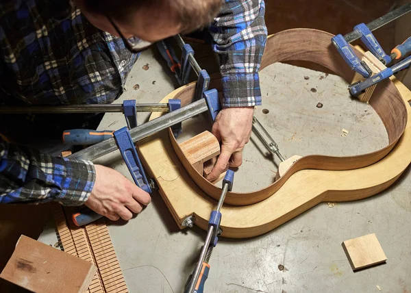 Het proces van het maken van klassieke gitaar. — Stockfoto