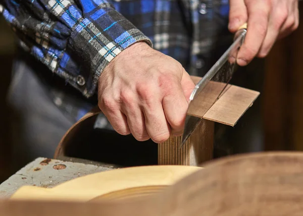 Het proces van het maken van klassieke gitaar. — Stockfoto