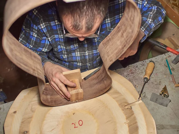 El proceso de hacer guitarra clásica . —  Fotos de Stock