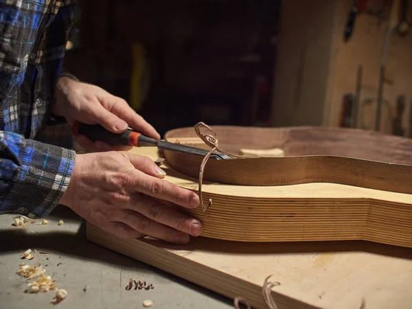 El proceso de hacer guitarra clásica . — Foto de Stock