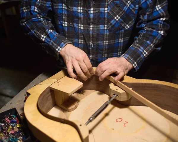 El proceso de hacer guitarra clásica . —  Fotos de Stock