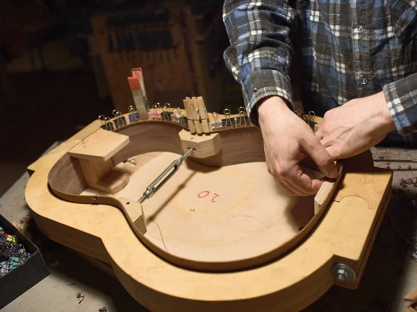 El proceso de hacer guitarra clásica . — Foto de Stock