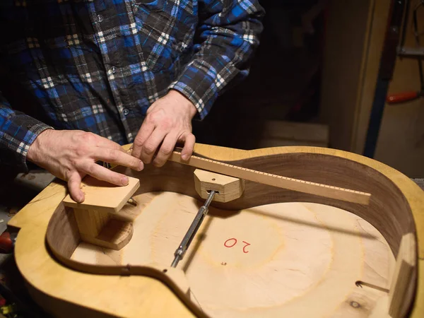 El proceso de hacer guitarra clásica . — Foto de Stock