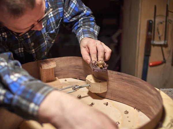 Il processo di fabbricazione della chitarra classica . — Foto Stock