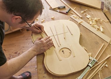 Klasik gitar üretimi.