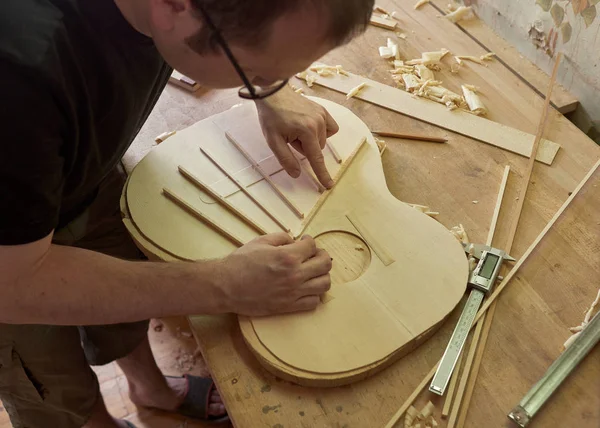 Klasik gitar üretimi.