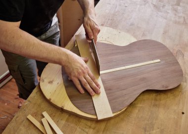 Klasik gitar üretimi.