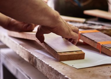 Klasik gitar üretimi.