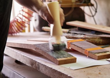 Klasik gitar üretimi.