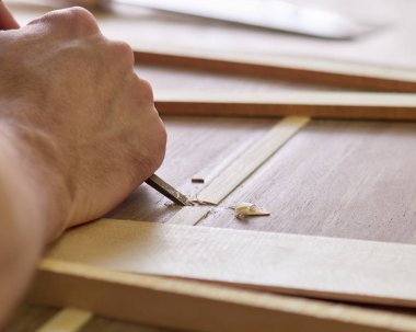 Klasik gitar üretimi.