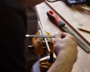 Klasik gitar üretimi.