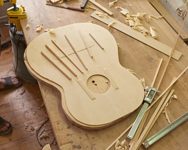 Klasik gitar üretimi.