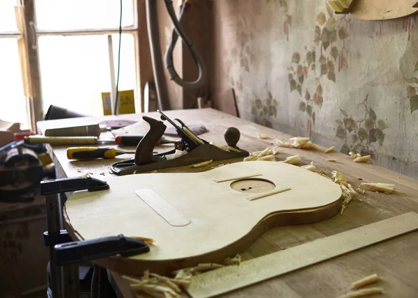 Produktion von klassischer Gitarre. — Stockfoto