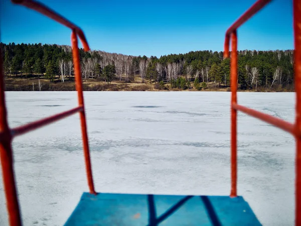 冰冷的西伯利亚湖景在冰中紧张. — 图库照片
