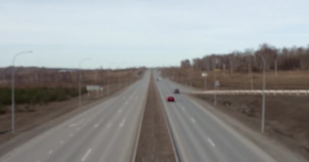 Sparare Autostrada Una Giornata Nuvolosa Punto Più Alto Nella Sfocata — Video Stock