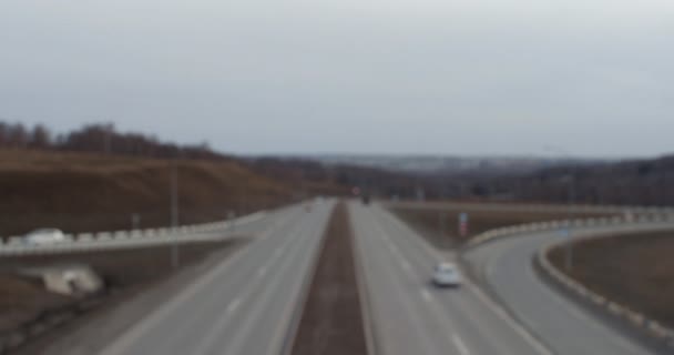 Aufnahmen Einer Autobahn Einem Bewölkten Tag Von Einem Höhepunkt Der — Stockvideo