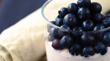 Kesme tahtası üzerinde dilimlenmiş muz dilimleri.