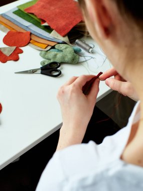 Keçe, oyuncaklar ustası yapılmış oyuncaklar üretim süreci.