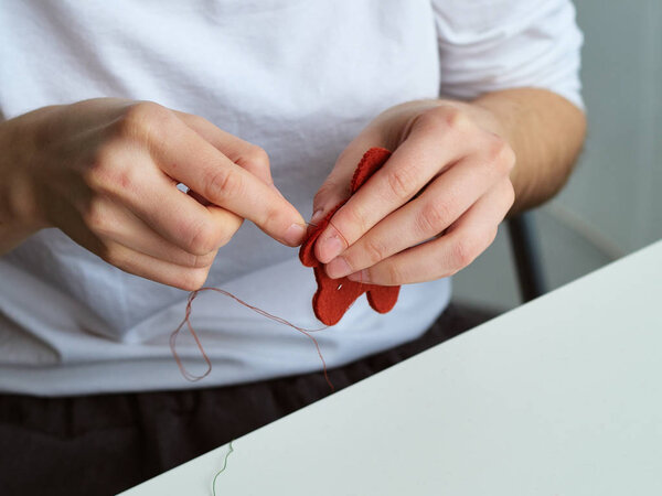 The process of manufacturing toys made of felt, a master of toys.