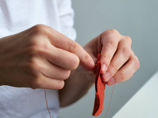 The process of manufacturing toys made of felt, a master of toys.