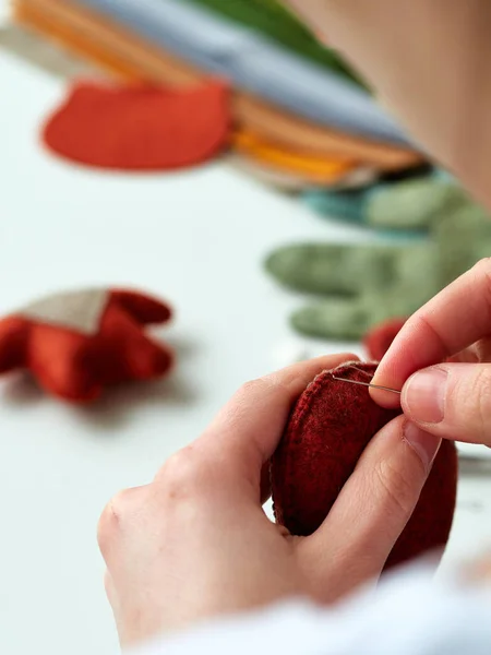 El proceso de fabricación de juguetes de fieltro, un maestro de los juguetes . — Foto de Stock