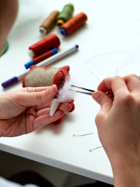 Keçe, oyuncaklar ustası yapılmış oyuncaklar üretim süreci.